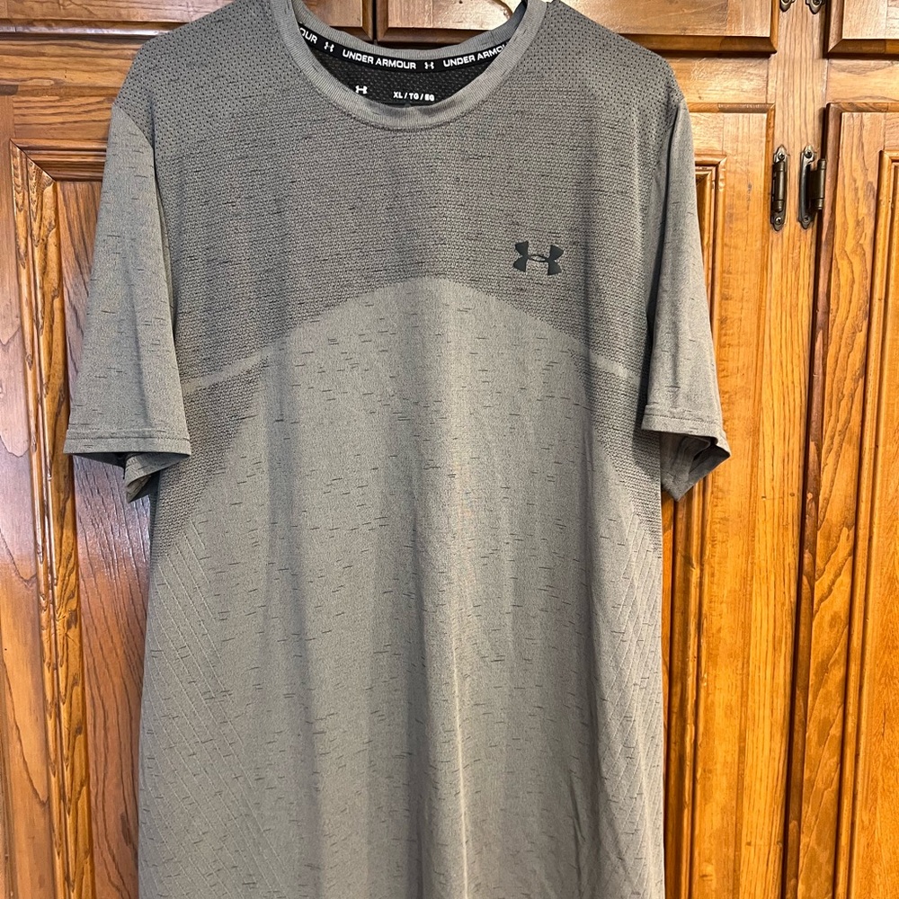 Under Armour 2 men’s xl Seamless tee.  Perfect condition.  Grey and deep green.